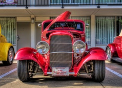 Czerwony Ford retro coupe na podjeździe