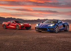 Czerwony i niebieski Chevrolet Corvette C8 Stingray