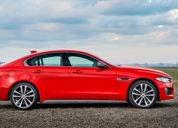 Czerwony Jaguar XE 300 Sport