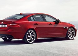 Czerwony Jaguar XE S