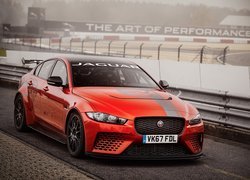 Czerwony Jaguar XE SV Project 8