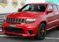 Czerwony Jeep Grand Cherokee Trackhawk