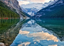 Jezioro Lake Louise, Park Narodowy Banff, Kanada, Góry, Odbicie, Chmury, Kajak