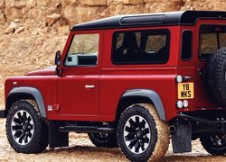 Czerwony Land Rover Defender Works V8