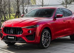 Czerwony Maserati Levante