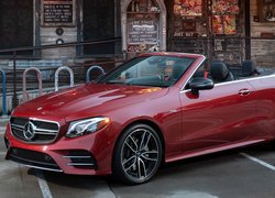 Czerwony Mercedes-AMG E53 Cabrio