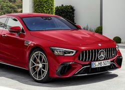 Czerwony Mercedes-AMG GT 63 S E Performance przód i bok