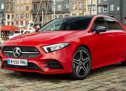 Czerwony Mercedes-Benz A-klasa