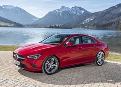 Czerwony Mercedes-Benz CLA