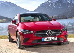 Czerwony Mercedes-Benz CLA przodem