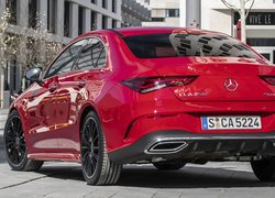 Czerwony Mercedes-Benz CLA tyłem