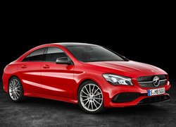 Czerwony Mercedes Benz klasa CLA
