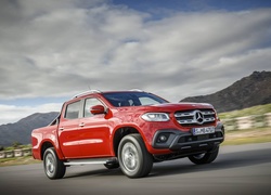 Czerwony Mercedes-Benz X-Class Pick Up z roku 2017