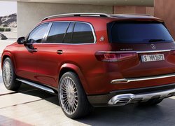 Czerwony Mercedes-Maybach GLS