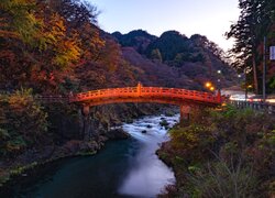 Czerwony most Shinkyo nad rzeką Daiya w Japonii