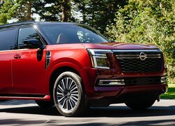 Czerwony Nissan Armada bok i przód