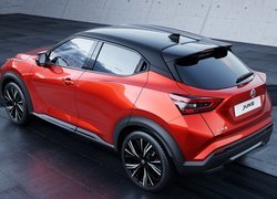 Czerwony Nissan Juke z czarnym dachem