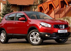 Czerwony Nissan Qashqai