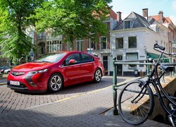 Czerwony Opel Ampera