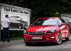 Czerwony Opel Astra Sports Tourer rocznik 2016