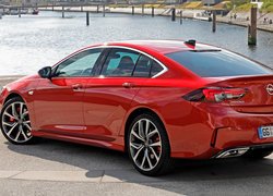 Czerwony Opel Insignia GSi