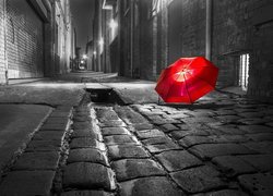 Czerwony parasol na ulicy