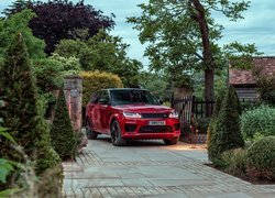 Czerwony, Land Rover Range Rover Sport HST, Dom, Krzewy