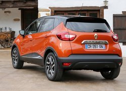 Czerwony Renault Captur tyłem