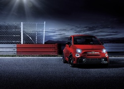 Czerwony samochód Abarth 595 Pista z 2017 roku