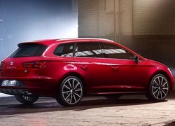 Czerwony Seat Leon ST Cupra 300