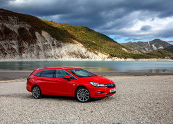 Czerwony Vauxhall Astra Sports Tourer BiTurbo rocznik 2016