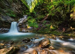 Francja, Morzine, Las, Drzewa, Wodospad, Cascade de Nyon, Skały, Rzeka, Kamienie