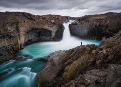 Islandia, Wodospad Aldeyjarfoss, Bazaltowe, Skały, Rzeka Skjalfandafljot, Chmury, Człowiek