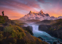 Góry, Torres Del Paine, Rzeka, Skały, Wodospad, Człowiek, Rośliny, Mech, Niebo, Zachód słońca, Park Narodowy Torres Del Paine, Chile