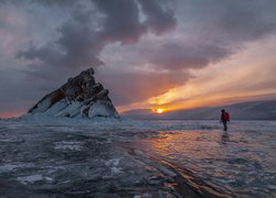 Człowiek obok skały na zamarzniętym Jeziorze Bajkał