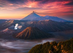 Czynny wulkan Mount Bromo na wyspie Jawa