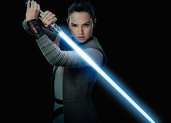 Daisy Ridley z mieczem świetlnym