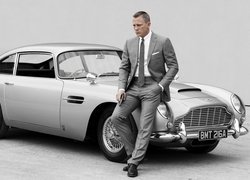 Daniel Craig oparty o samochód Aston Martin DB5