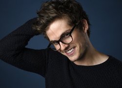 Aktor, Daniel Sharman, Uśmiech, Okulary, Mężczyzna