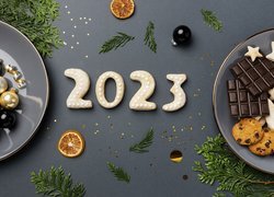 Data 2023 pomiędzy talerzami z bombkami i ciasteczkami