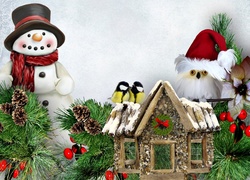 Dekoracja z bałwankiem, Mikołajem i domkiem między gałazkami