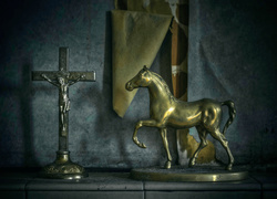 Dekoracja z krzyżem i mosiężną figurką konia