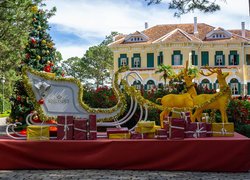 Dekoracje Bożego Narodzenia przed Hotelem Bao Dai King Palace in Da Lat