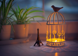 Dekoracyjny lampion przypominający klatkę dla ptaków