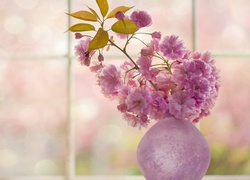 Dekoracyjny wazonik z gałązką kwitnącej wiśni japońskiej