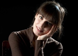Delikatny uśmiech rosyjskiej aktorki Juliji Snigir