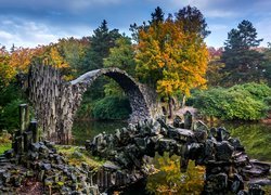 Niemcy, Park Rododendronów Kromlau, Kamienny, Most łukowy, Jezioro Rakotz, Jesień, Drzewa