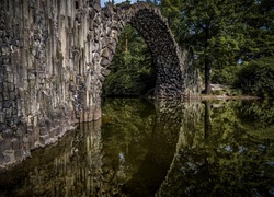 Diabelski Most w Parku Rododendronów w niemieckim Kromlau