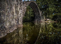 Niemcy, Kromlau, Park Rododendronów, Kamienny, Most łukowy, Jezioro Rakotz, Drzewa