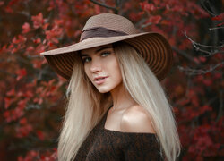 Długowłosa blondynka w kapeluszu